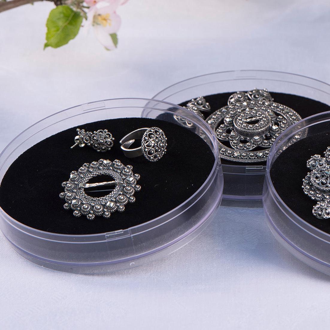 Nøytralt grått bunadskrin porselen